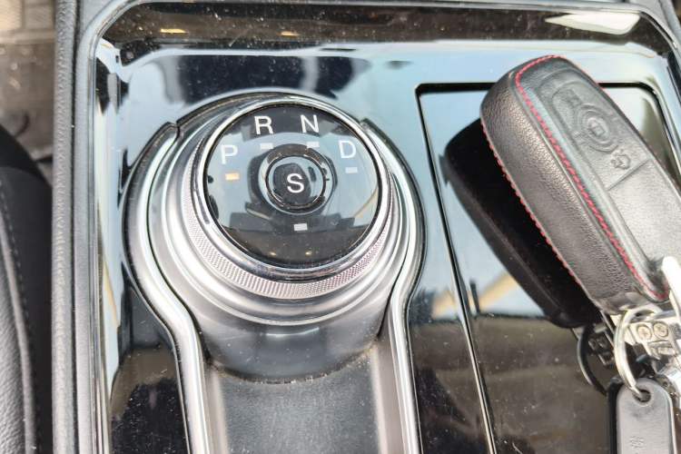 Used Ford Edge 2020 EcoBoost 245 Two-Wheel Drive Titanium 7-Seater Gear Lever