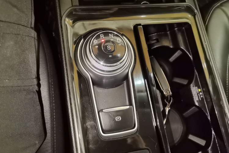 Used Ford Edge 2020 EcoBoost 245 Two-Wheel Drive Titanium 7-Seater Gear Lever