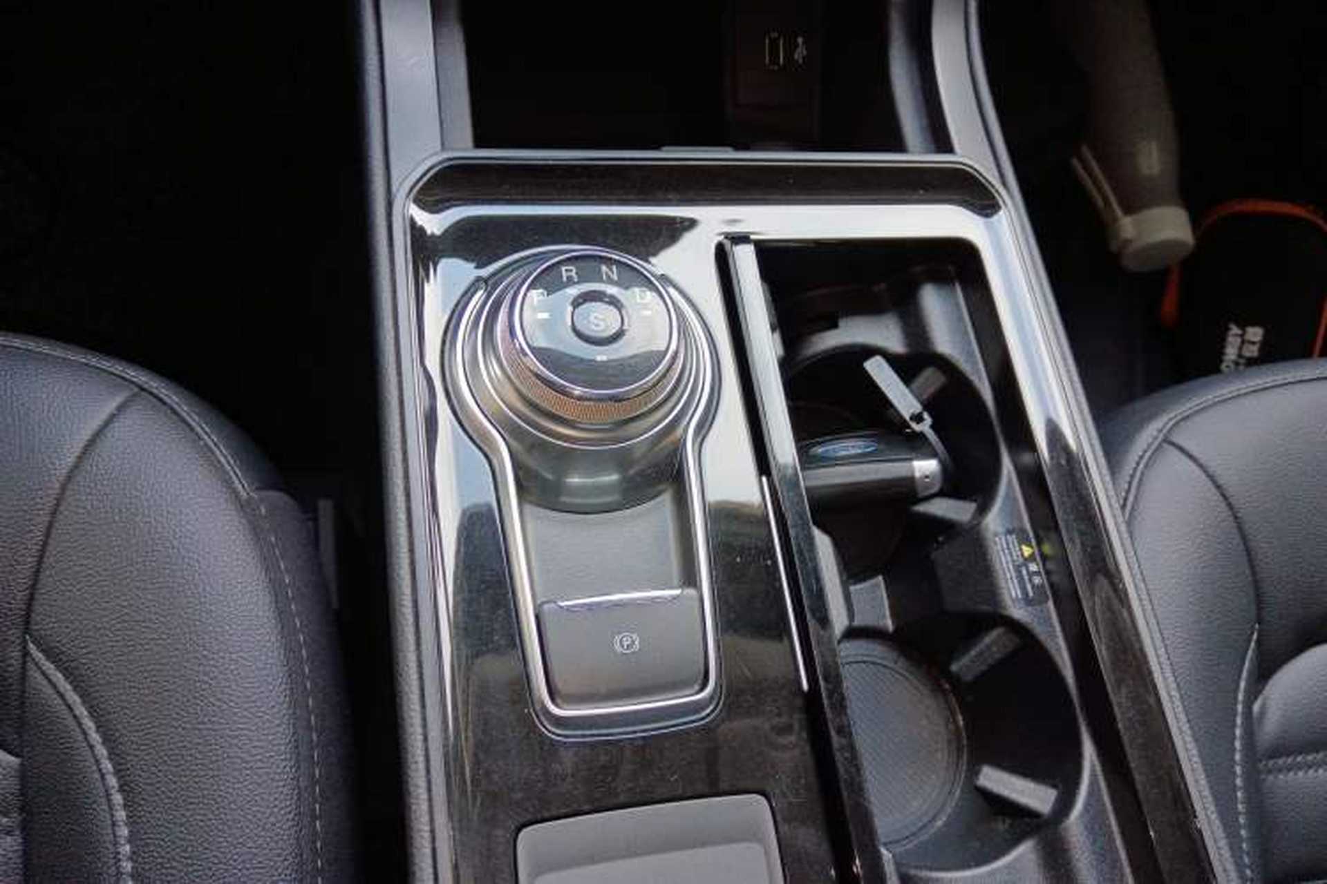 Used Ford Edge 2020 EcoBoost 245 Two-Wheel-Drive Platinum Edition 5 Seats Gear Lever