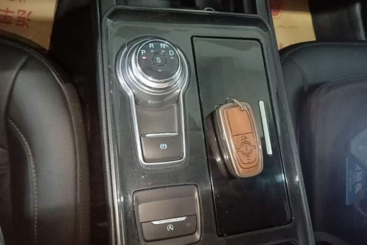 Used Ford Edge 2020 EcoBoost 245 Two-Wheel-Drive Platinum Edition 5 Seats Gear Lever