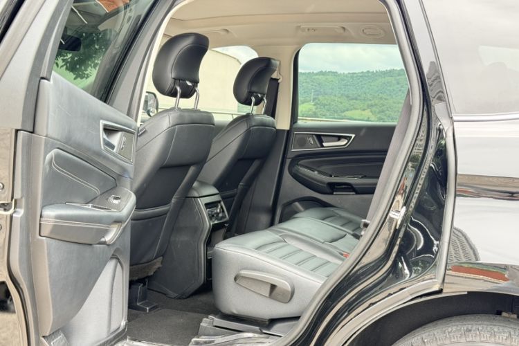 Used Ford Edge 2020 EcoBoost 245 Two-Wheel Drive Titanium 7-Seater Interior 1
