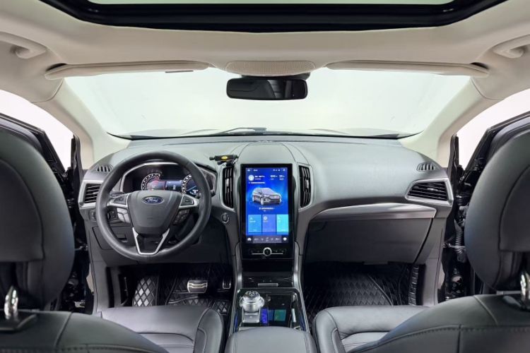 Used Ford Edge 2020 EcoBoost 245 Two-Wheel Drive Titanium 7-Seater Interior 2