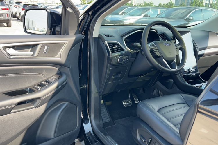 Used Ford Edge 2020 EcoBoost 245 Two-Wheel Drive Titanium 7-Seater Interior 2