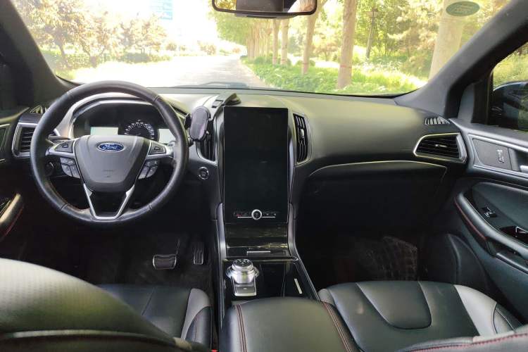 Used Ford Edge 2020 EcoBoost 245 4x4 ST-Line 7-Seater Interior 3