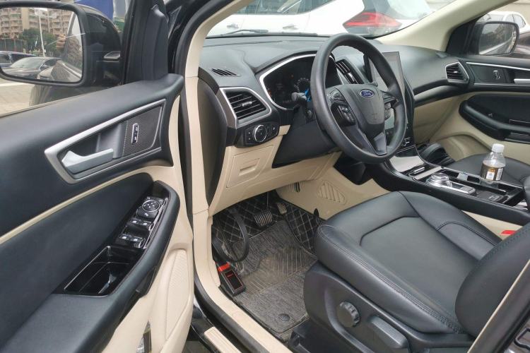 Used Ford Edge 2020 EcoBoost 245 Two-Wheel-Drive Titanium 5-Seater Interior 3