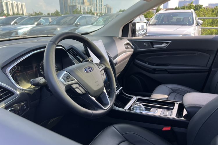 Used Ford Edge 2020 EcoBoost 245 Two-Wheel Drive Titanium 7-Seater Interior 3