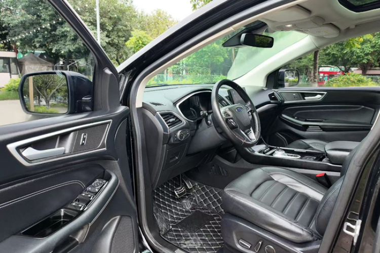 Used Ford Edge 2020 EcoBoost 245 Two-Wheel Drive Titanium 7-Seater Interior 4