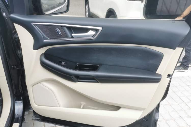 Used Ford Edge 2020 EcoBoost 245 Two-Wheel-Drive Titanium 5-Seater Interior 5