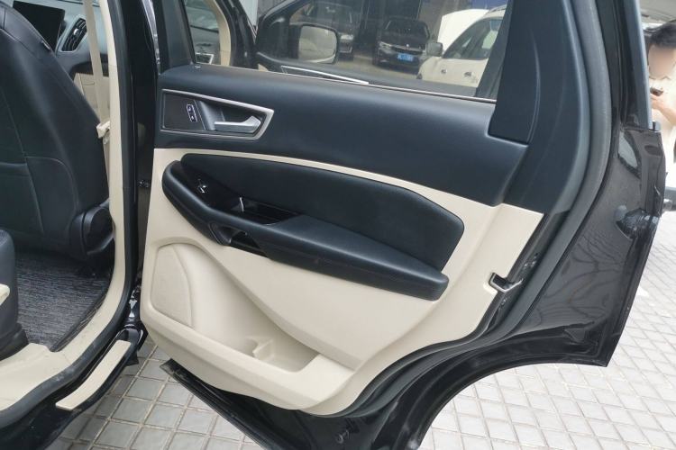 Used Ford Edge 2020 EcoBoost 245 Two-Wheel-Drive Titanium 5-Seater Interior 6