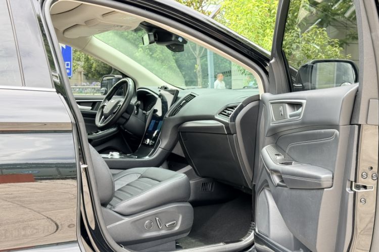 Used Ford Edge 2020 EcoBoost 245 Two-Wheel Drive Titanium 7-Seater Interior 6