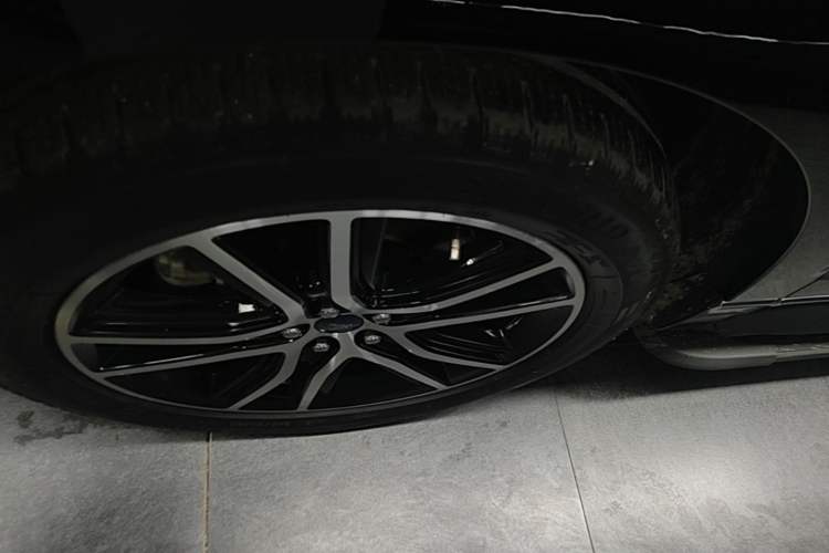 Used Ford Edge 2020 EcoBoost 245 Two-Wheel Drive Titanium 7-Seater Left Front Wheel Hub