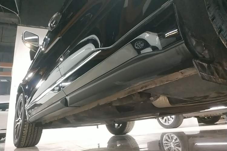 Used Ford Edge 2020 EcoBoost 245 Two-Wheel Drive Titanium 7-Seater Left Side Sill