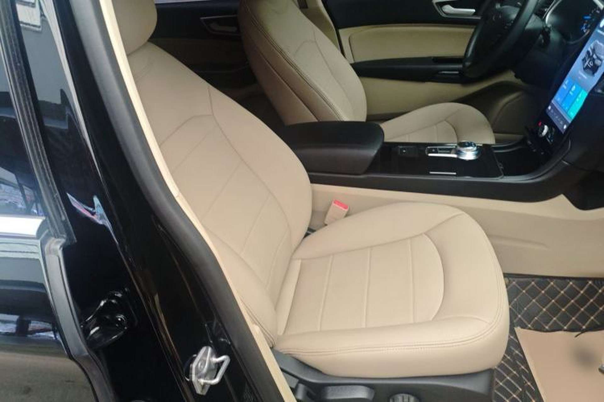 Used Ford Edge 2020 EcoBoost 245 Two-Wheel-Drive Titanium 5-Seater Right Front Seat