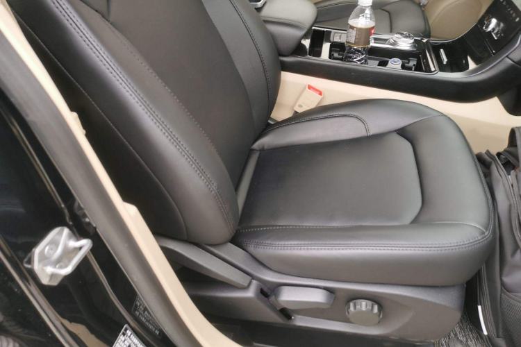 Used Ford Edge 2020 EcoBoost 245 Two-Wheel-Drive Titanium 5-Seater Right Front Seat