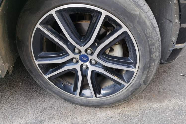 Used Ford Edge 2020 EcoBoost 245 Two-Wheel Drive Titanium 7-Seater Right Front Wheel Hub