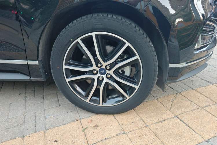 Used Ford Edge 2020 EcoBoost 245 Two-Wheel Drive Titanium 7-Seater Right Front Wheel Hub