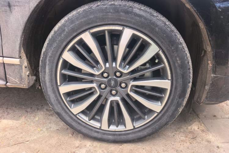 Used Ford Edge 2020 EcoBoost 245 Two-Wheel Drive Titanium 7-Seater Right Front Wheel Hub