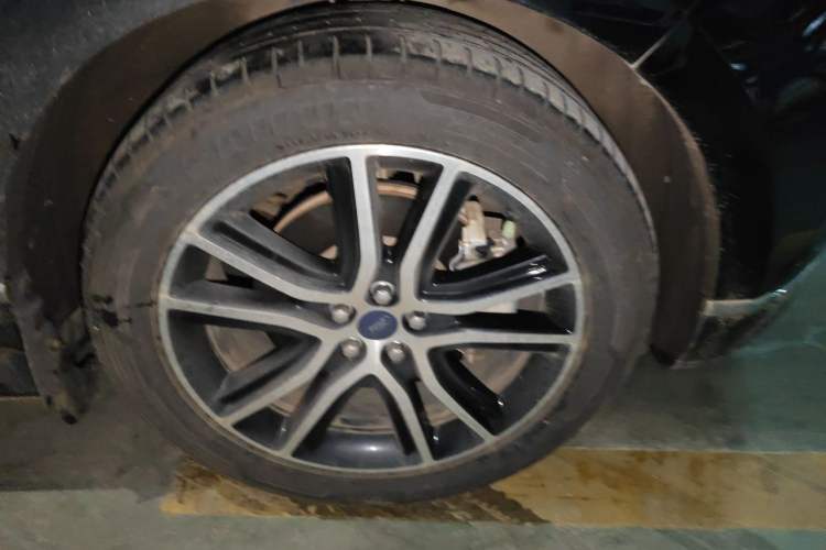 Used Ford Edge 2020 EcoBoost 245 Two-Wheel Drive Titanium 7-Seater Right Front Wheel Hub