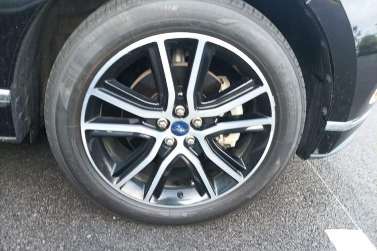 Used Ford Edge 2020 EcoBoost 245 Two-Wheel Drive Titanium 7-Seater Right Front Wheel Hub