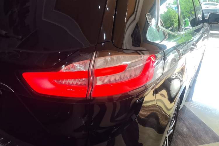 Used Ford Edge 2020 EcoBoost 245 Two-Wheel Drive Titanium 7-Seater Right Rear Taillight