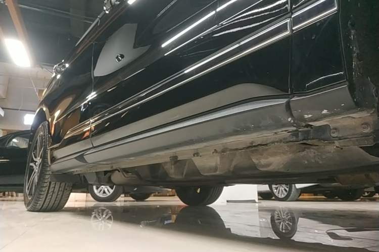 Used Ford Edge 2020 EcoBoost 245 Two-Wheel Drive Titanium 7-Seater Right Side Sill