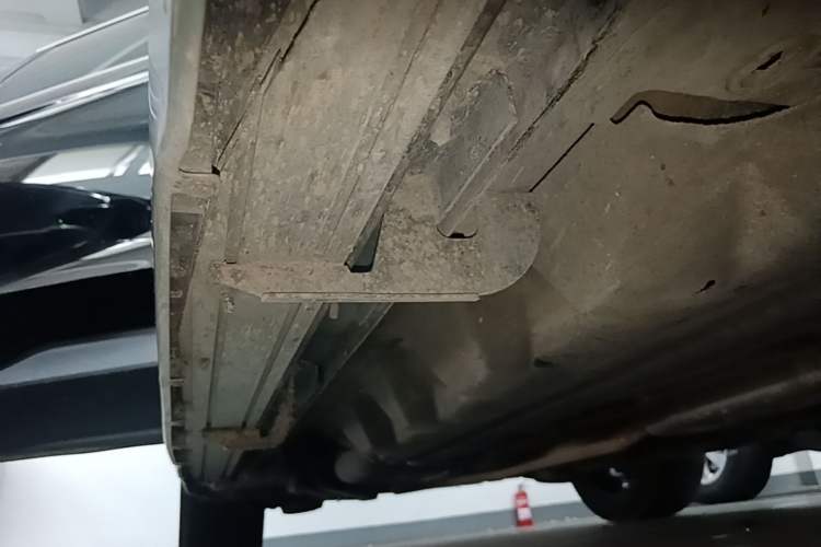 Used Ford Edge 2020 EcoBoost 245 Two-Wheel-Drive Platinum Edition 5 Seats Right Side Sill
