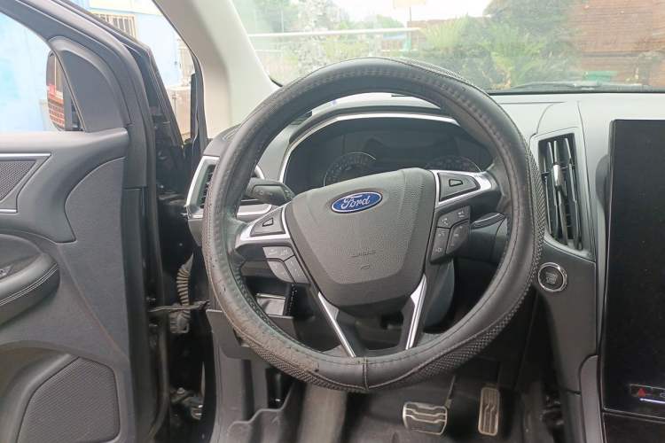 Used Ford Edge 2020 EcoBoost 245 Two-Wheel Drive Titanium 7-Seater Steering Wheel