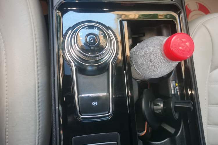 Used Ford Edge 2020 EcoBoost 245 Two-Wheel Drive Titanium 7-Seater Gear Lever