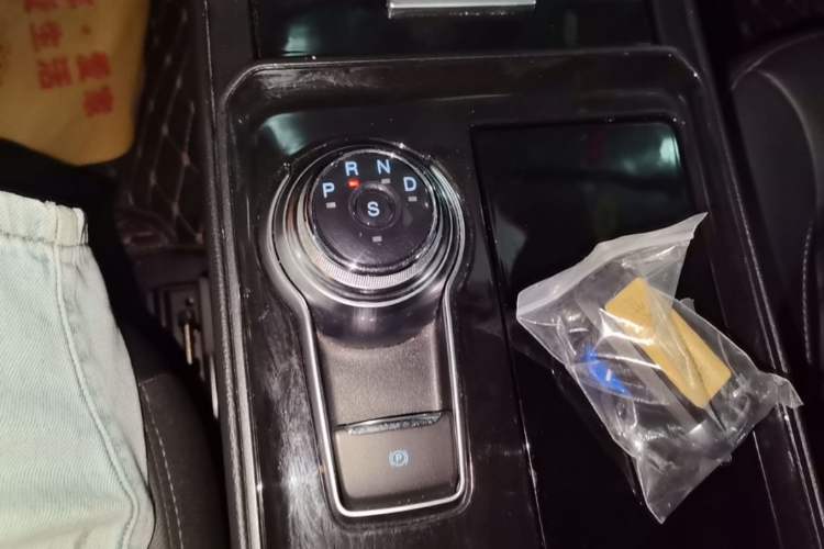 Used Ford Edge 2020 EcoBoost 245 Two-Wheel Drive Titanium 7-Seater Gear Lever