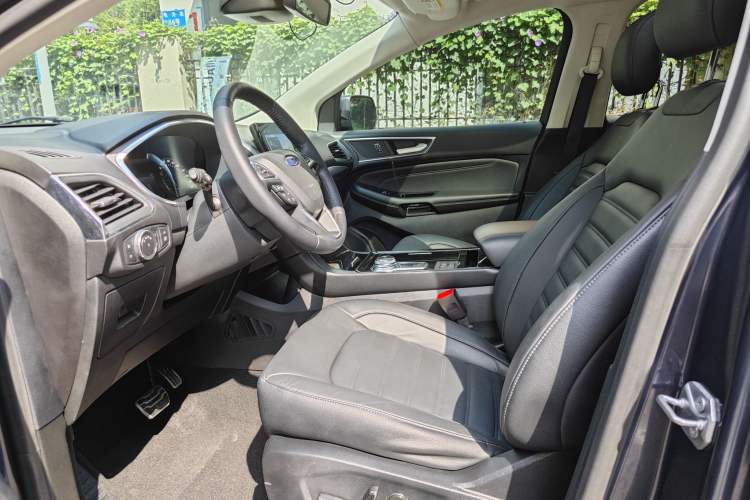 Used Ford Edge 2020 EcoBoost 245 Two-Wheel Drive Titanium 7-Seater Interior 3
