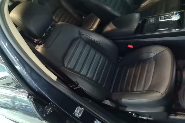 Used Ford Edge 2020 EcoBoost 245 Two-Wheel Drive Titanium 7-Seater Right Front Seat