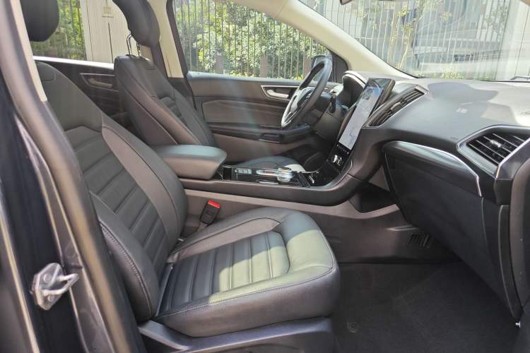 Used Ford Edge 2020 EcoBoost 245 Two-Wheel Drive Titanium 7-Seater Right Front Seat