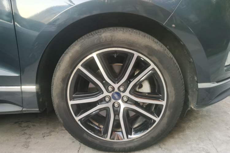 Used Ford Edge 2020 EcoBoost 245 Two-Wheel Drive Titanium 7-Seater Right Front Wheel Hub