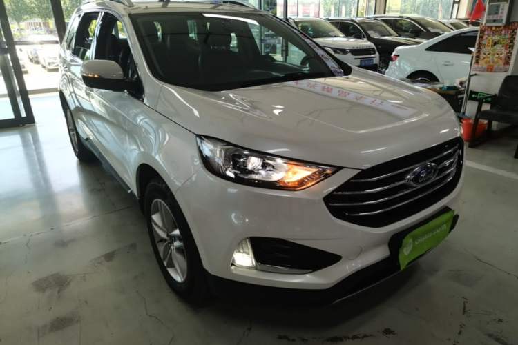 Used Ford Edge 2020 EcoBoost 245 Two-Wheel-Drive Titanium 5-Seater Front Right 45 Deg