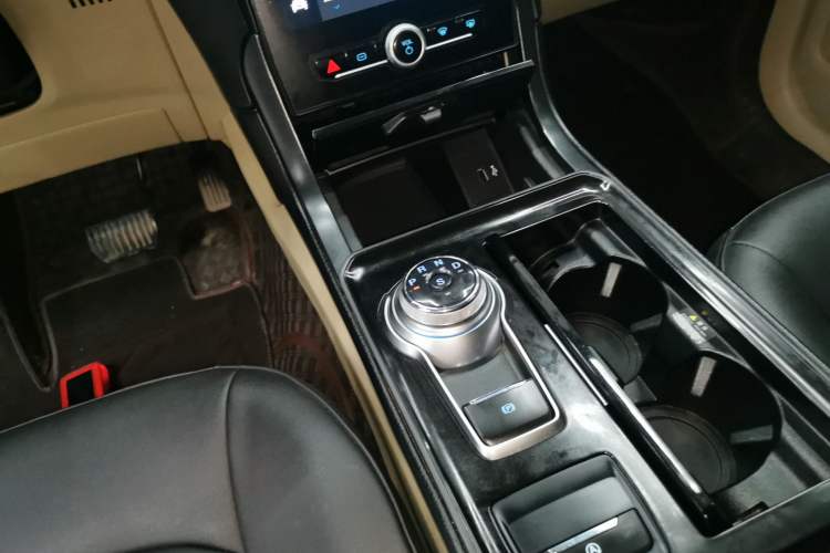 Used Ford Edge 2020 EcoBoost 245 Two-Wheel-Drive Titanium 5-Seater Gear Lever
