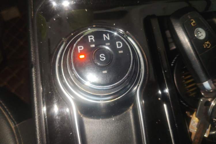 Used Ford Edge 2020 EcoBoost 245 Two-Wheel Drive Titanium 7-Seater Gear Lever