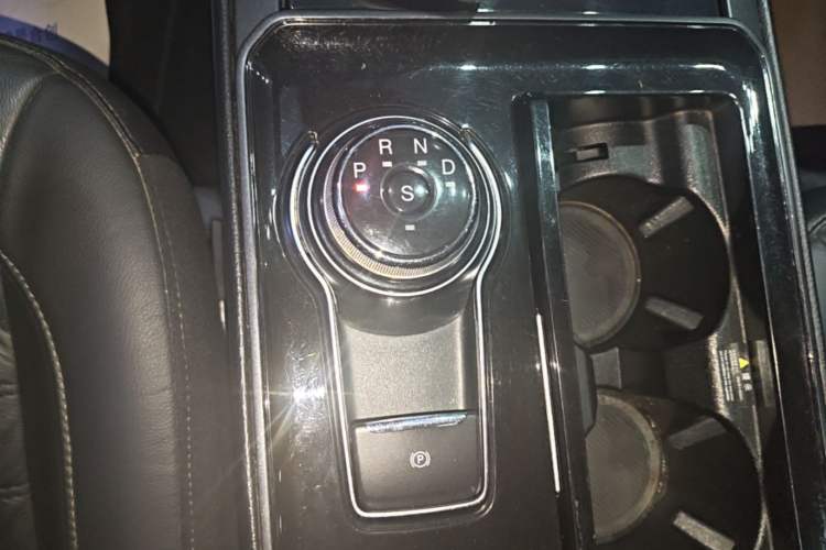 Used Ford Edge 2020 EcoBoost 245 Two-Wheel Drive Titanium 7-Seater Gear Lever