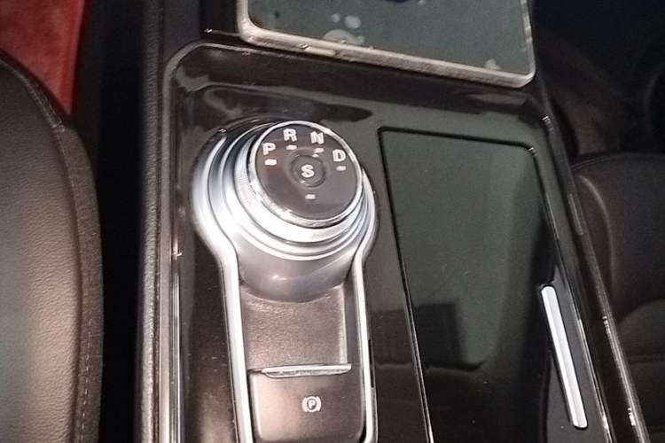 Used Ford Edge 2020 EcoBoost 245 Two-Wheel Drive Titanium 7-Seater Gear Lever