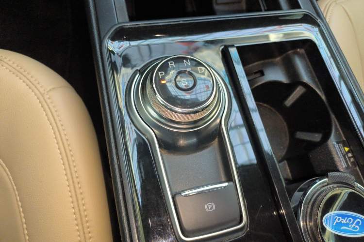 Used Ford Edge 2020 EcoBoost 245 Two-Wheel-Drive Titanium 5-Seater Gear Lever