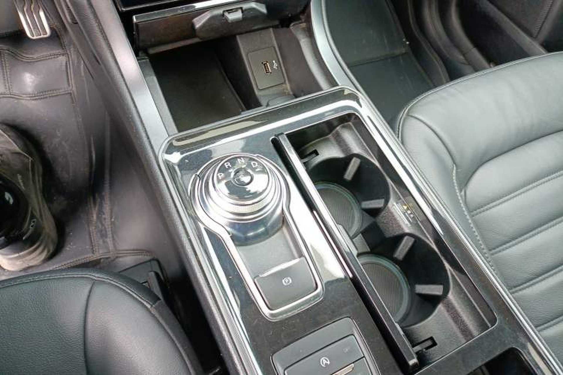 Used Ford Edge 2020 EcoBoost 245 Two-Wheel Drive Titanium 7-Seater Gear Lever