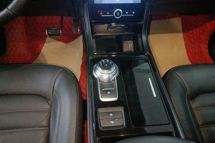 Used Ford Edge 2020 EcoBoost 245 Two-Wheel Drive Titanium 7-Seater Gear Lever