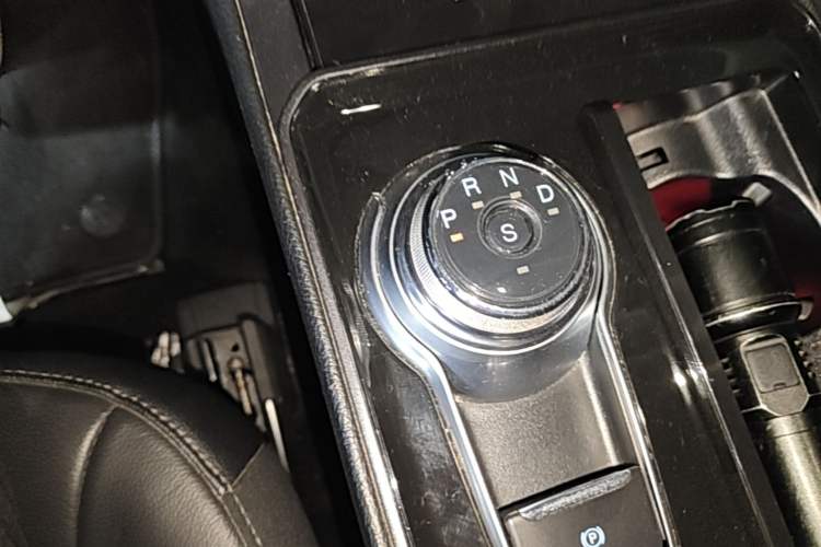 Used Ford Edge 2020 EcoBoost 245 Two-Wheel Drive Titanium 7-Seater Gear Lever