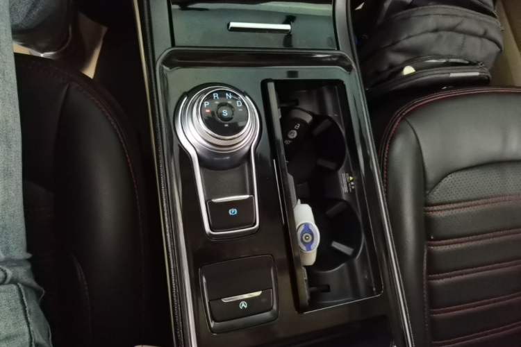 Used Ford Edge 2020 EcoBoost 245 Two-Wheel-Drive Titanium 5-Seater Gear Lever