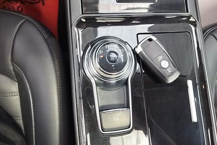 Used Ford Edge 2020 EcoBoost 245 Two-Wheel-Drive Platinum Edition 5 Seats Gear Lever