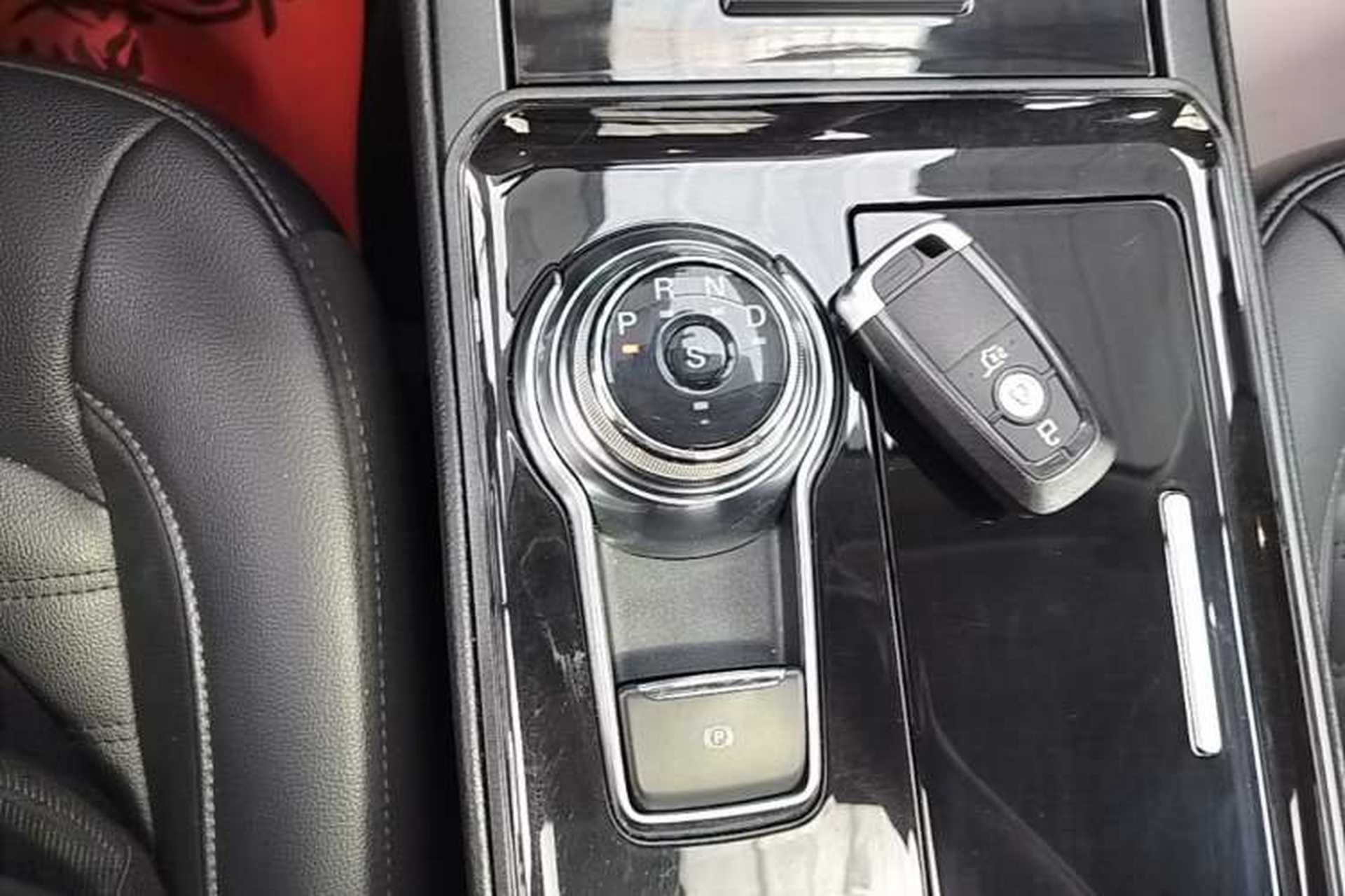 Used Ford Edge 2020 EcoBoost 245 Two-Wheel-Drive Platinum Edition 5 Seats Gear Lever
