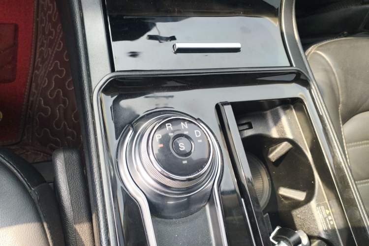 Used Ford Edge 2020 EcoBoost 245 Two-Wheel Drive Titanium 7-Seater Gear Lever