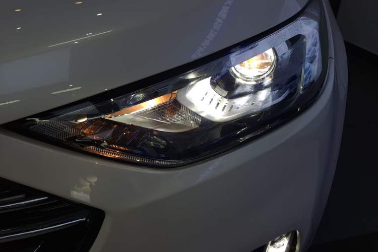 Used Ford Edge 2020 EcoBoost 245 Two-Wheel-Drive Platinum Edition 7-Seater Left Front Headlight