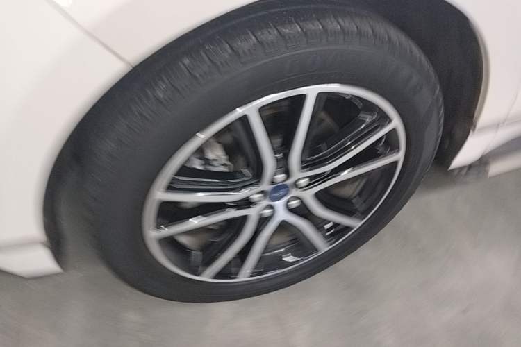 Used Ford Edge 2020 EcoBoost 245 Two-Wheel Drive Titanium 7-Seater Left Front Wheel Hub