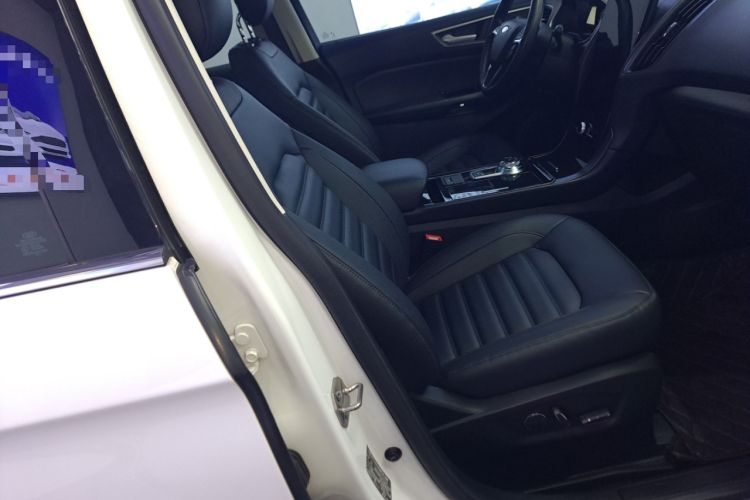 Used Ford Edge 2020 EcoBoost 245 Two-Wheel-Drive Platinum Edition 7-Seater Right Front Seat