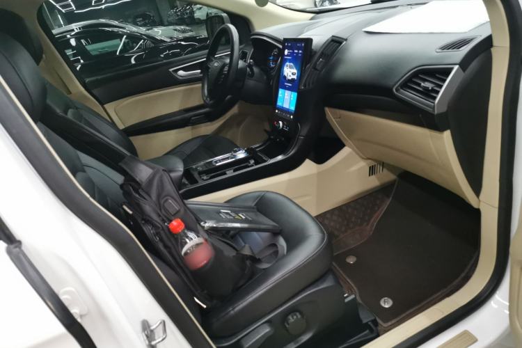 Used Ford Edge 2020 EcoBoost 245 Two-Wheel-Drive Titanium 5-Seater Right Front Seat